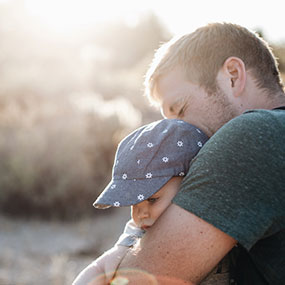 Parent tenant son enfant dans ses bras