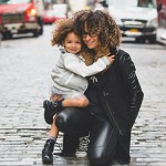 Parent et enfant souriants